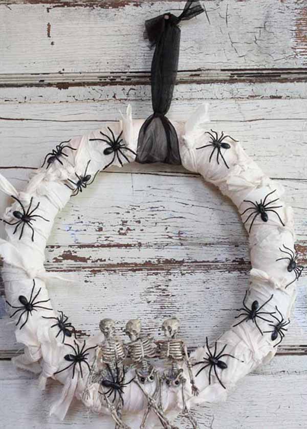 15 Mysterious and Chilling Halloween Wreath Designs To Realize homesthetics halloween decor (9)