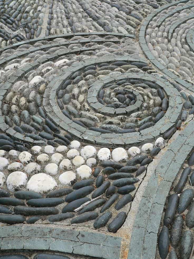 30 Garden Pathway Pebble Mosaic Ideas For Your Home Surroundings (1)