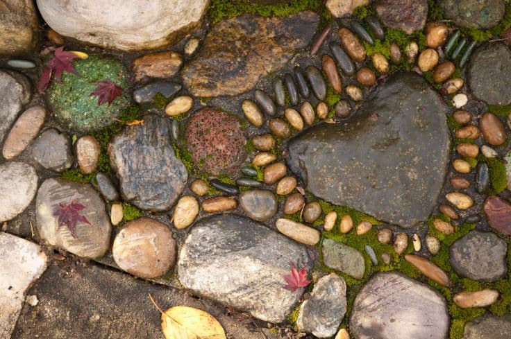 30 Garden Pathway Pebble Mosaic Ideas For Your Home Surroundings (10)