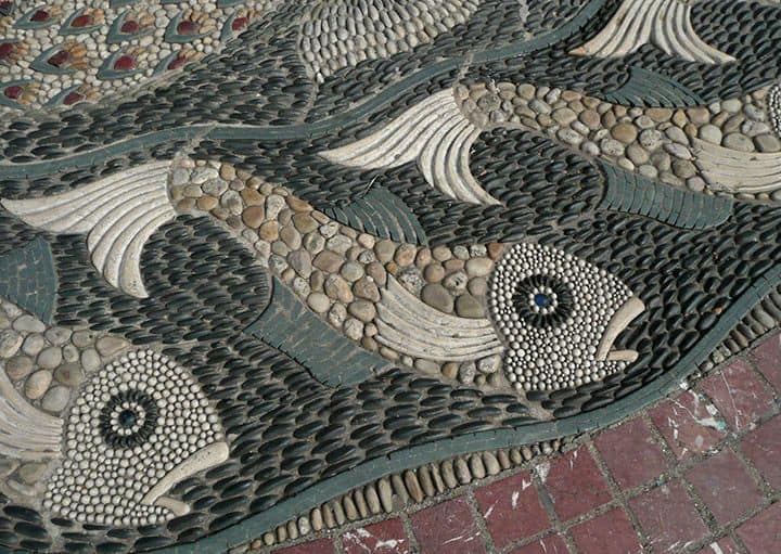 30 Garden Pathway Pebble Mosaic Ideas For Your Home Surroundings (21)