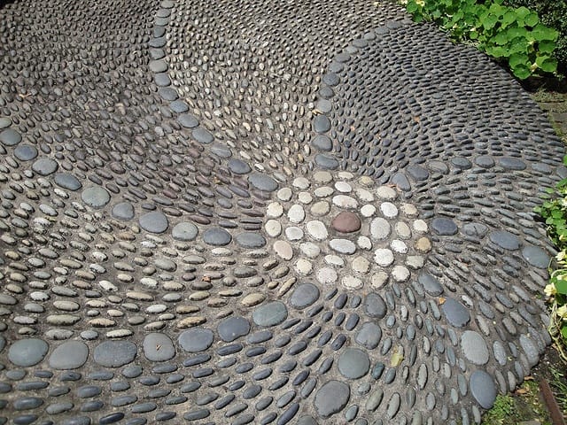 30 Garden Pathway Pebble Mosaic Ideas For Your Home Surroundings (28)