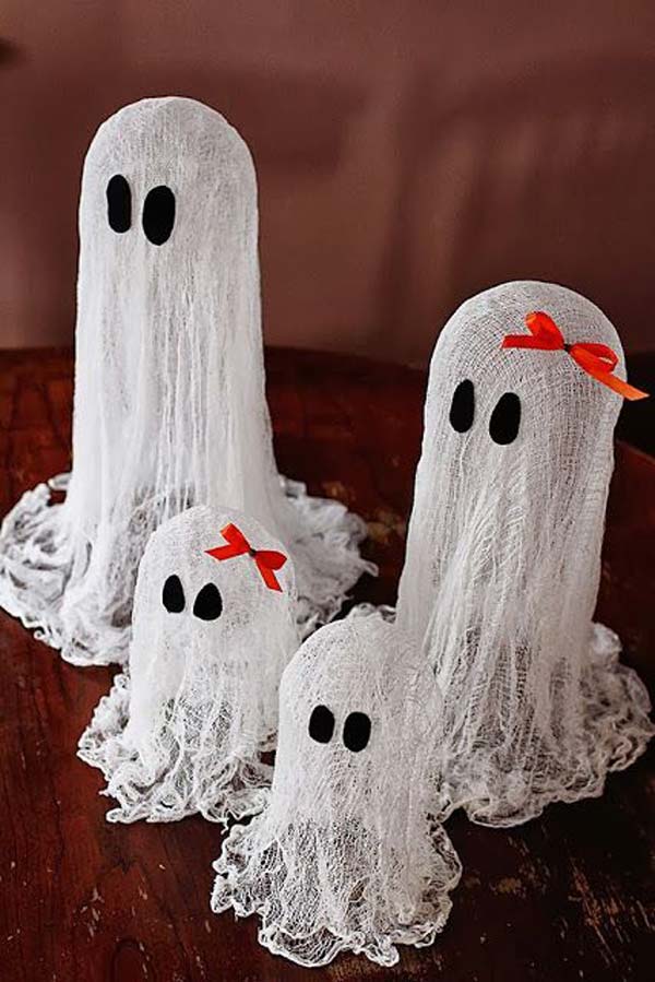 #11 USE SIMPLE WHITE CLOTHS TO CREATE A SPOOKY GHOST FAMILY