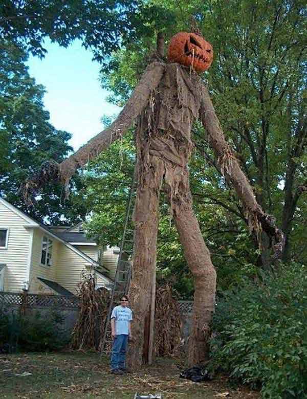 #14 CREATE A GIANT SCARECROW WITH YOUR FRIENDS
