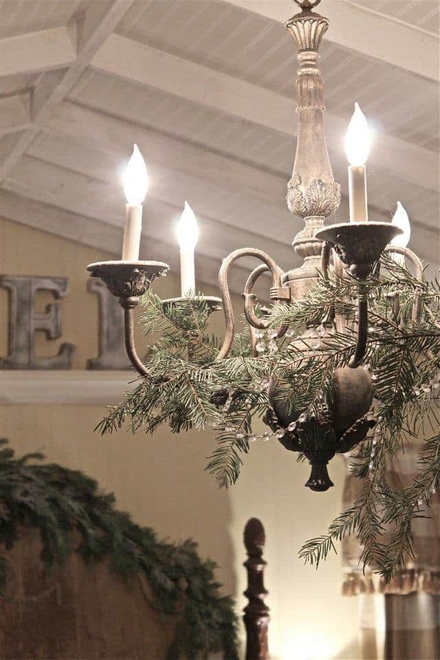 17 Gorgeous Christmas Chandelier For A Yuletide Home Decor (15)