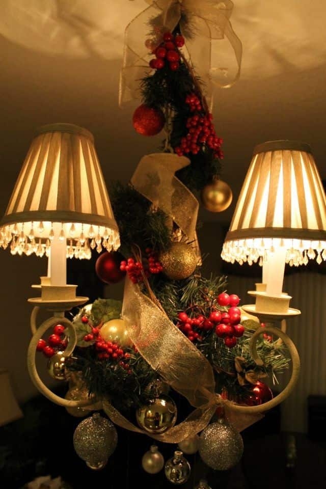 17 Gorgeous Christmas Chandelier For A Yuletide Home Decor (3)