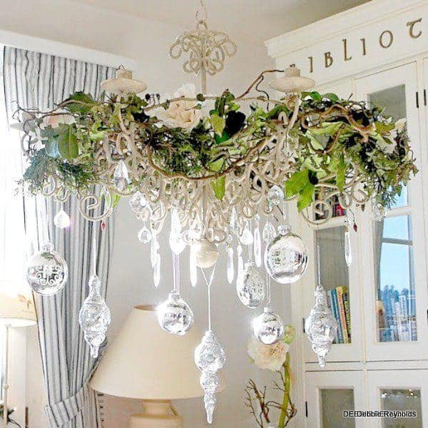 17 Gorgeous Christmas Chandelier For A Yuletide Home Decor (4)