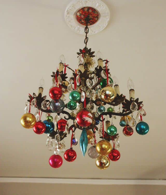 17 Gorgeous Christmas Chandelier For A Yuletide Home Decor (8)