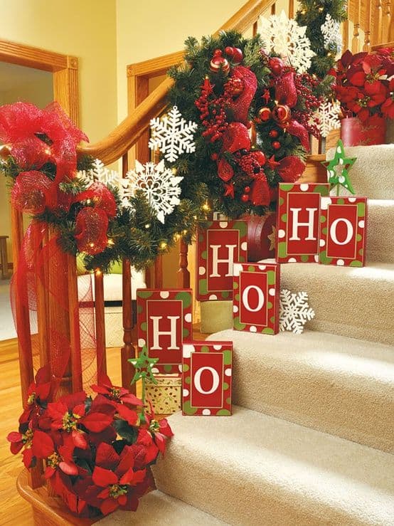 20 Magical And Crafty Ways To Decorate An Indoor Staircase This Christmas (1)