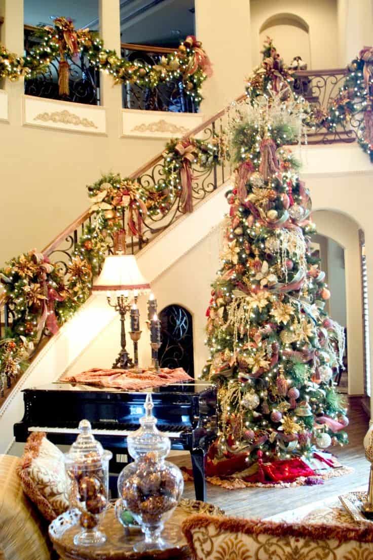 20 Magical And Crafty Ways To Decorate An Indoor Staircase This Christmas (10)