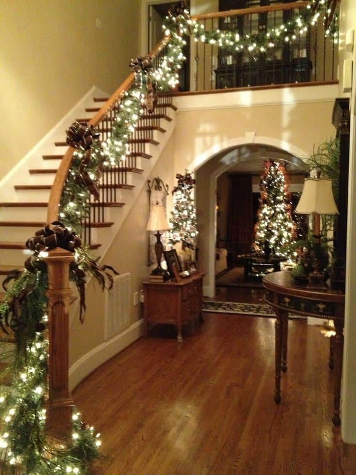 20 Magical And Crafty Ways To Decorate An Indoor Staircase This Christmas (11)