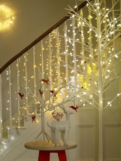 20 Magical And Crafty Ways To Decorate An Indoor Staircase This Christmas (13)