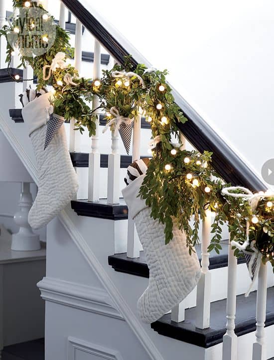 20 Magical And Crafty Ways To Decorate An Indoor Staircase This Christmas (14)