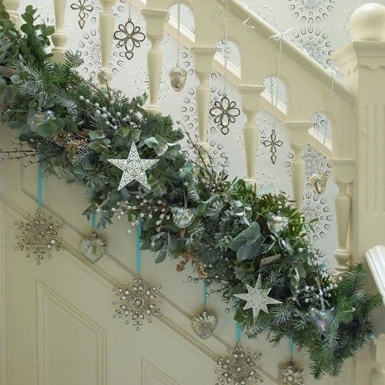 20 Magical And Crafty Ways To Decorate An Indoor Staircase This Christmas (15)