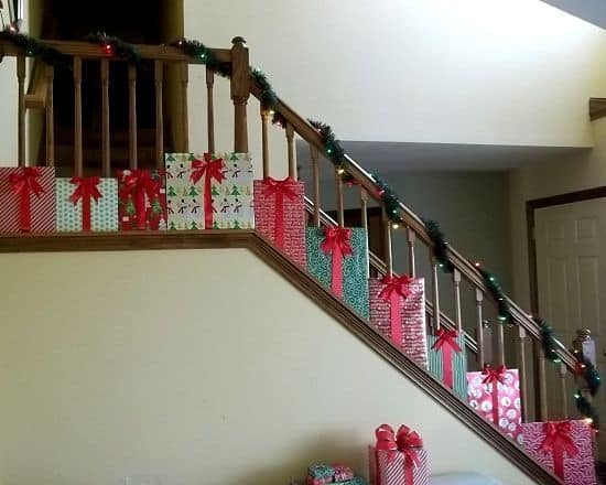 20 Magical And Crafty Ways To Decorate An Indoor Staircase This Christmas (16)