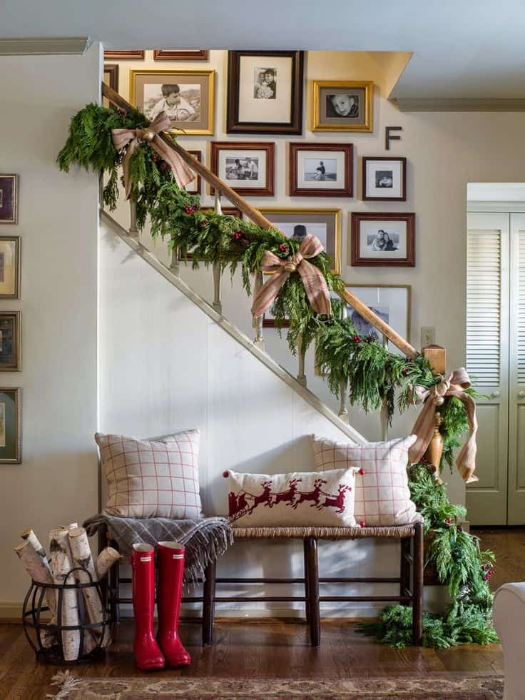 20 Magical And Crafty Ways To Decorate An Indoor Staircase This Christmas (18)