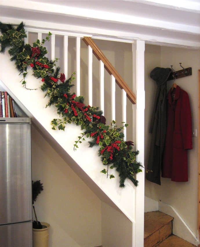 20 Magical And Crafty Ways To Decorate An Indoor Staircase This Christmas (19)