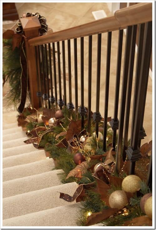 20 Magical And Crafty Ways To Decorate An Indoor Staircase This Christmas (20)