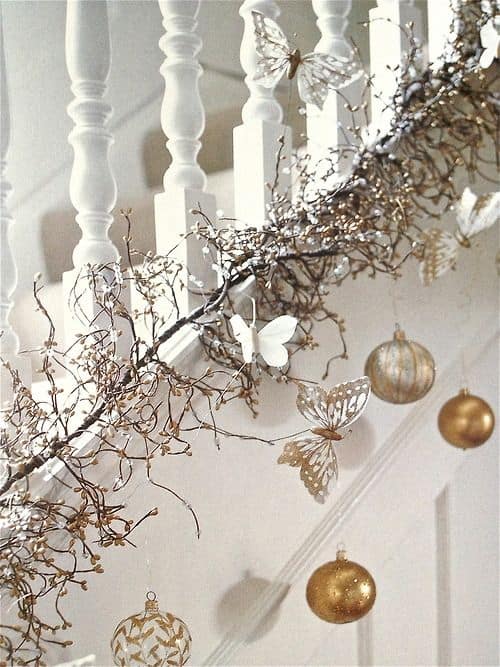 20 Magical And Crafty Ways To Decorate An Indoor Staircase This Christmas (3)