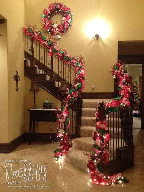20 Magical And Crafty Ways To Decorate An Indoor Staircase This Christmas (5)