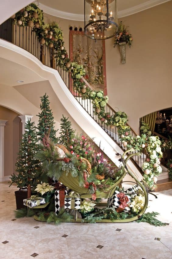 20 Magical And Crafty Ways To Decorate An Indoor Staircase This Christmas (7)