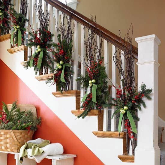 20 Magical And Crafty Ways To Decorate An Indoor Staircase This Christmas (8)