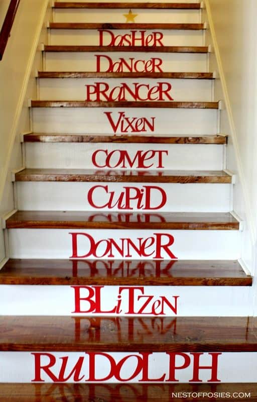 20 Magical And Crafty Ways To Decorate An Indoor Staircase This Christmas (9)