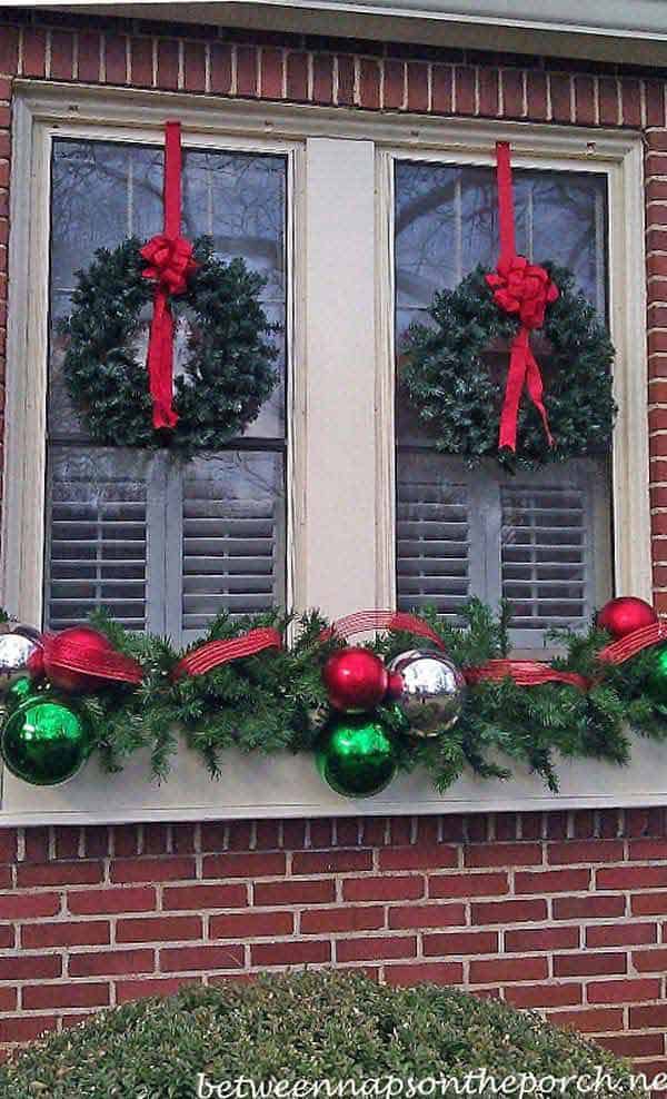30 Insanely Beautiful Last-Minute Christmas Windows Decorating Ideas homesthetics decor (11)