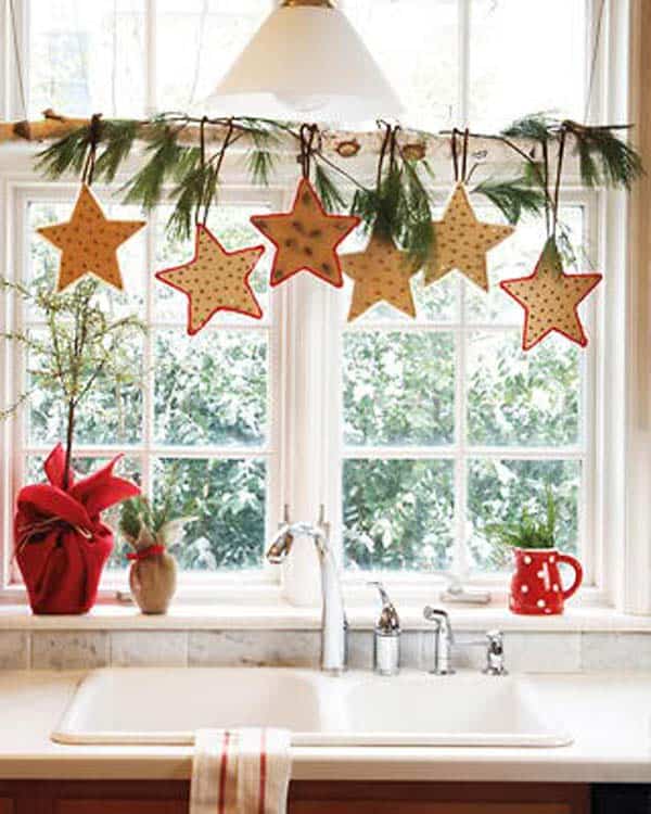 30 Insanely Beautiful Last-Minute Christmas Windows Decorating Ideas homesthetics decor (14)