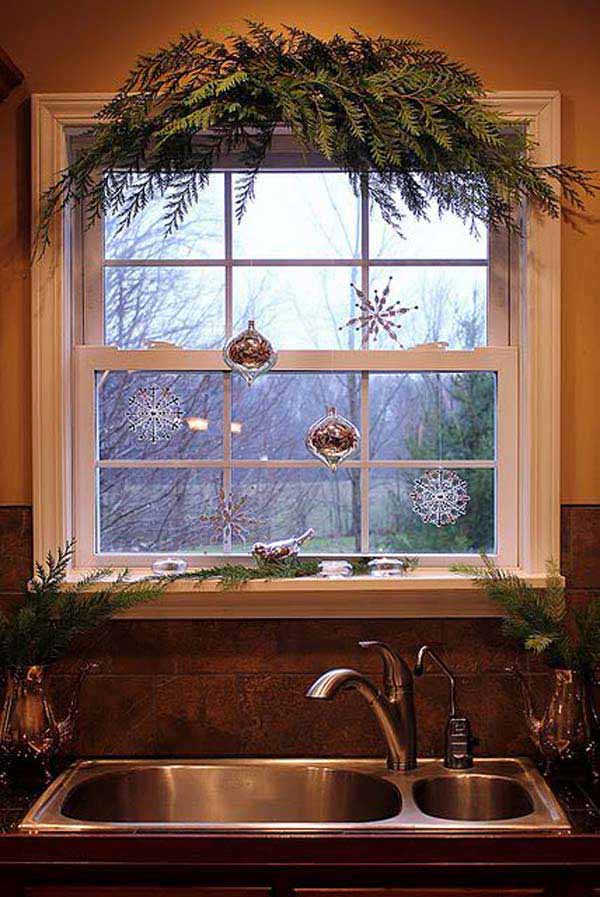 30 Insanely Beautiful Last-Minute Christmas Windows Decorating Ideas homesthetics decor (15)