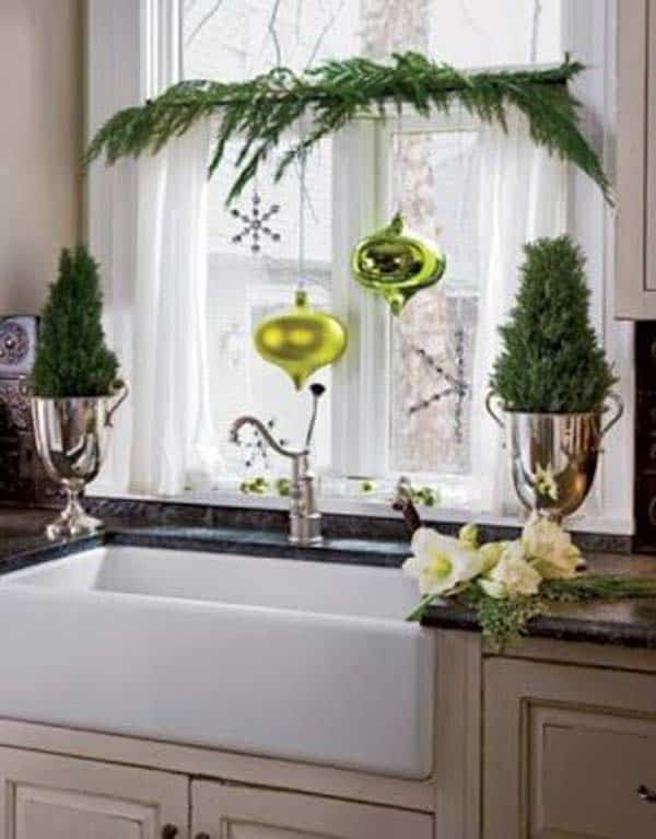 30 Insanely Beautiful Last-Minute Christmas Windows Decorating Ideas homesthetics decor (20)