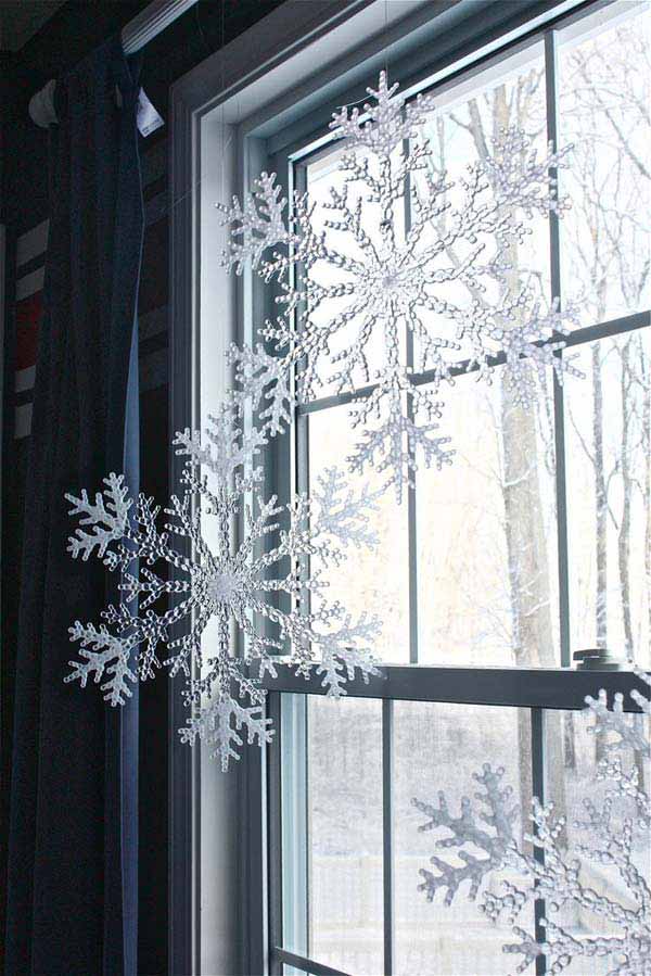 30 Insanely Beautiful Last-Minute Christmas Windows Decorating Ideas homesthetics decor (23)