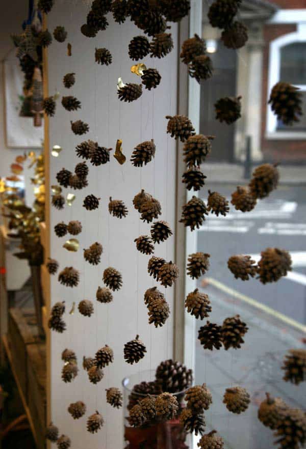 30 Insanely Beautiful Last-Minute Christmas Windows Decorating Ideas homesthetics decor (25)