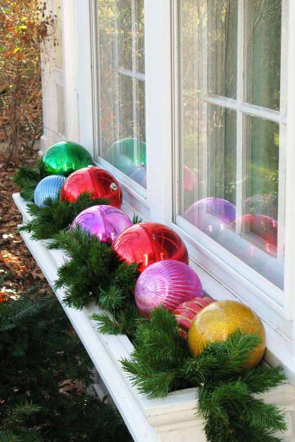 30 Insanely Beautiful Last-Minute Christmas Windows Decorating Ideas homesthetics decor (6)