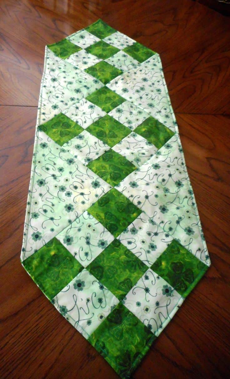 20 DIY Quilted Table Runner Ideas For All Year Round (18)