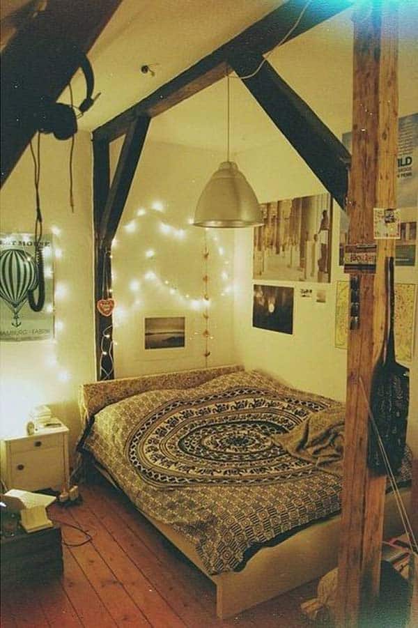 INTIMATE ATTIC BEDROOM DESIGN WITH EXPOSED WOODEN STRUCTURE