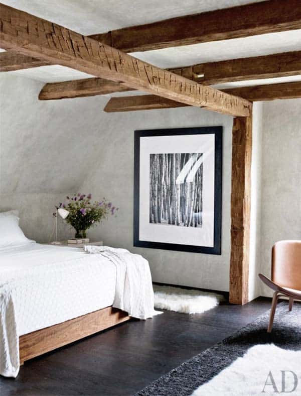 SIMPLE AND PURE RAW BEDROOM IN AN ATTIC