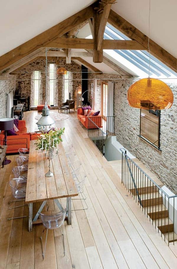 IMPECCABLE ATTIC SPACE WITH SKYLIGHT AND EXPOSED WOODEN BEAMS