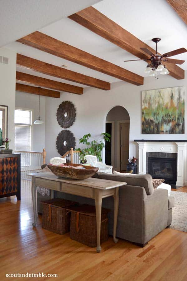 BEAUTIFUL WOODEN STRUCTURE EXPOSED IN THE LIVING ROOM