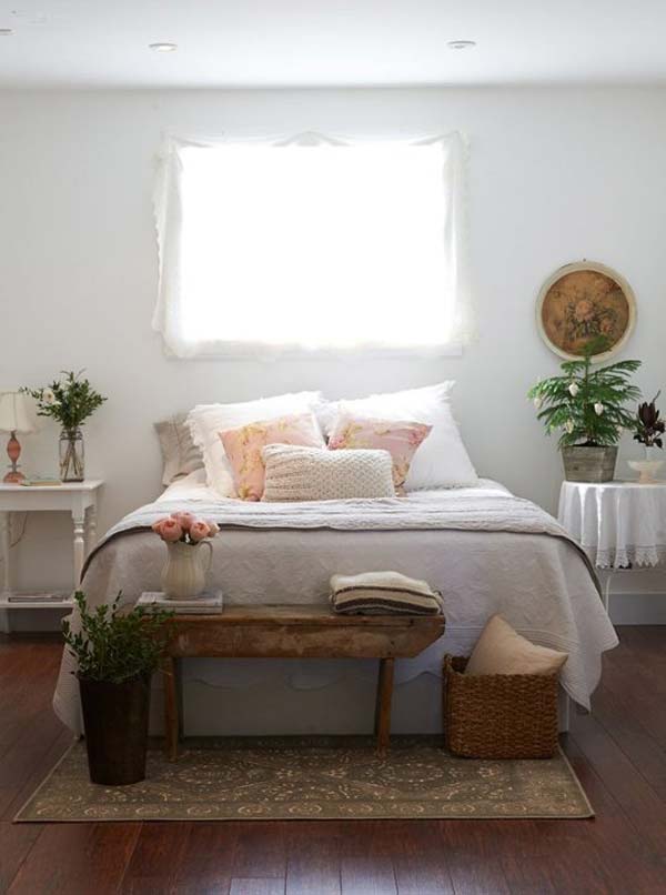 PLACE A SMALL VINTAGE BENCH AND IMPROVE YOU DECOR IN SECONDS