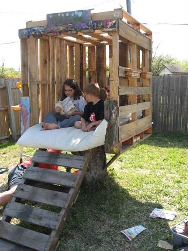 ADORABLE PALLET TREEHOUSE