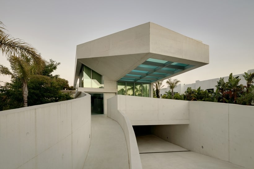 Jellyfish-House-Modern-Mansion-Exposing-Concrete-and-a-Breathtaking-Swimming-Pool-Suspeneded-in-a-Huge-Cantilever-homesthetics-16