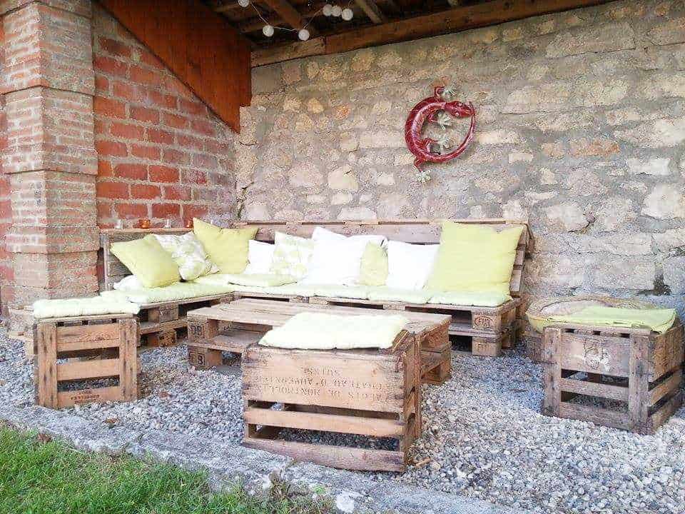 #15. OUTDOORS PALLET FURNITURE SET FOR THE HOLE FAMILY