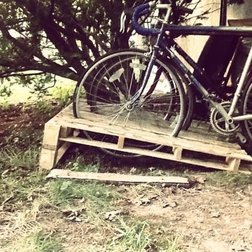 #4. A VERY USEFUL BIKE RACK MADE OUT OF WOODEN PALLETS