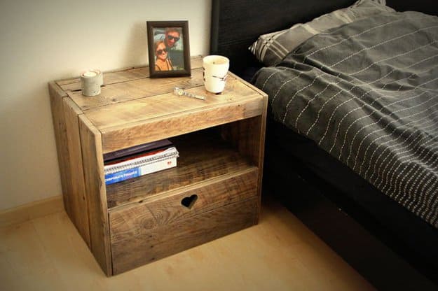 31. CREATE BRILLIANT PALLET WOOD NIGHTSTAND