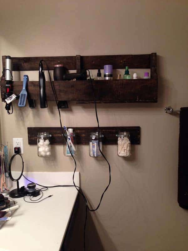 20. USE MASON JARS AND PALLETS TO ORGANIZE THINGS THOROUGHLY