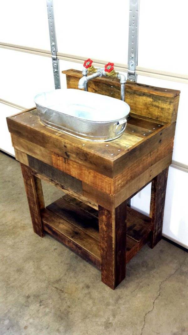 4. TRANSFORM A GALVANIZED BUCKET INTO A SINK THROUGH PALLET WOOD