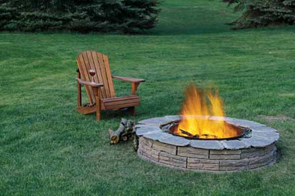 THIN BRICKS SHAPING A LOW CIRCULAR FIRE PIT