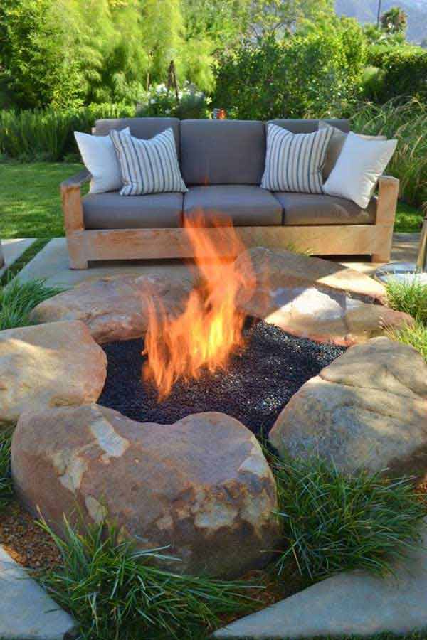 IMMENSE ROCKS SHAPING A COOL DIY FIRE PIT
