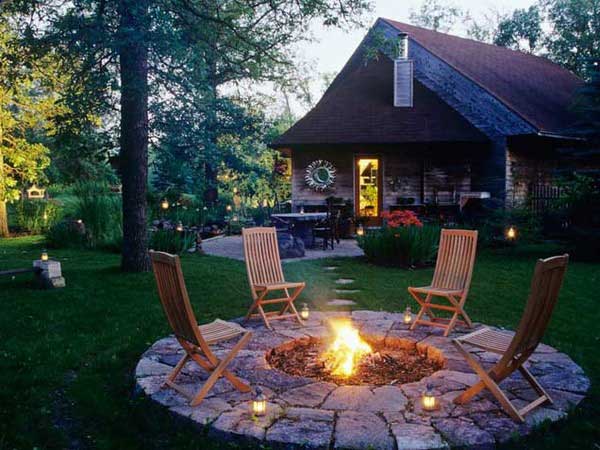 DISCRETE LOW FIRE PIT SHAPING AN OUTDOOR ENTERTAINING AREA