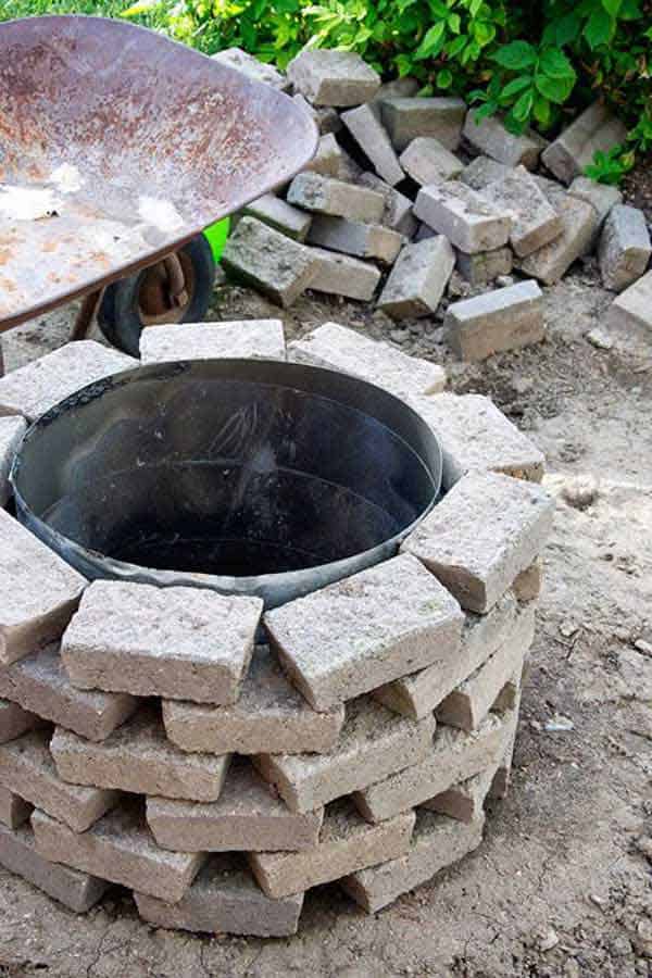 SIMPLE DIY FIRE PIT TO REALIZE IN 15 MINUTES